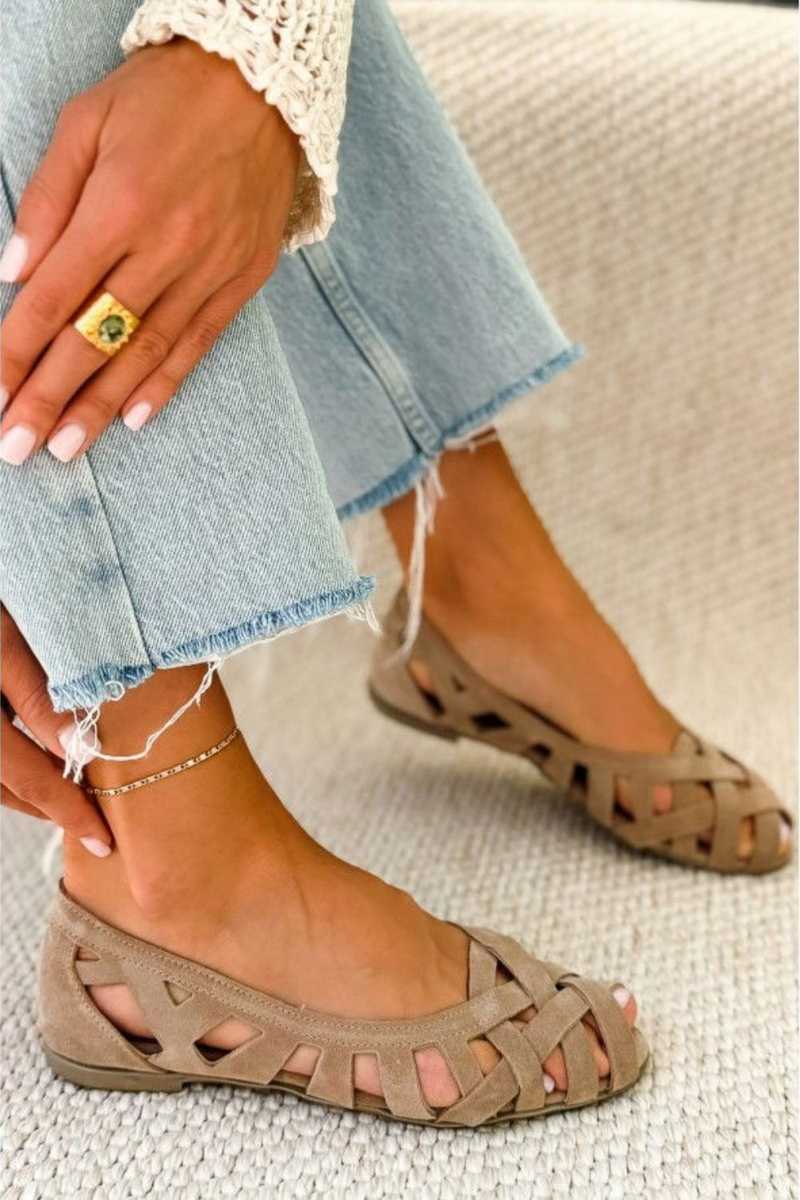 Colección Verano – Sandalias planas con aberturas